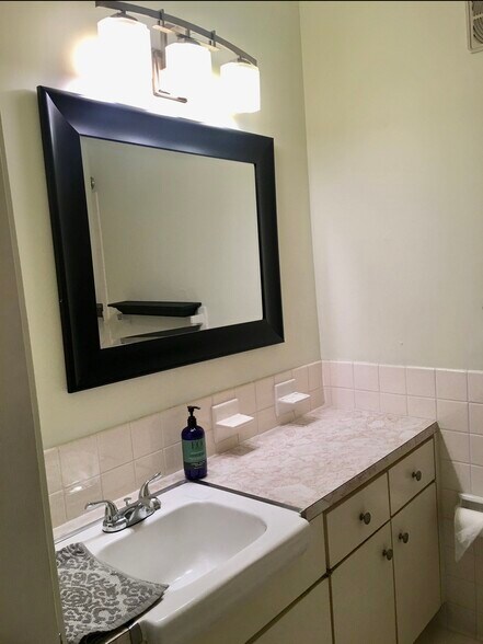 2nd bath - 1900 Richard Jones Rd