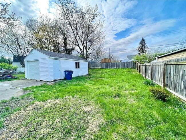Building Photo - 753 Cosler Dr