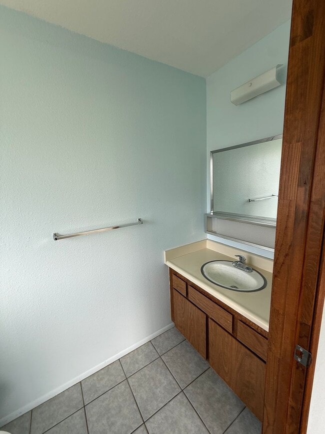 Building Photo - Kekaha 3 bed 1.5 bath single-family home