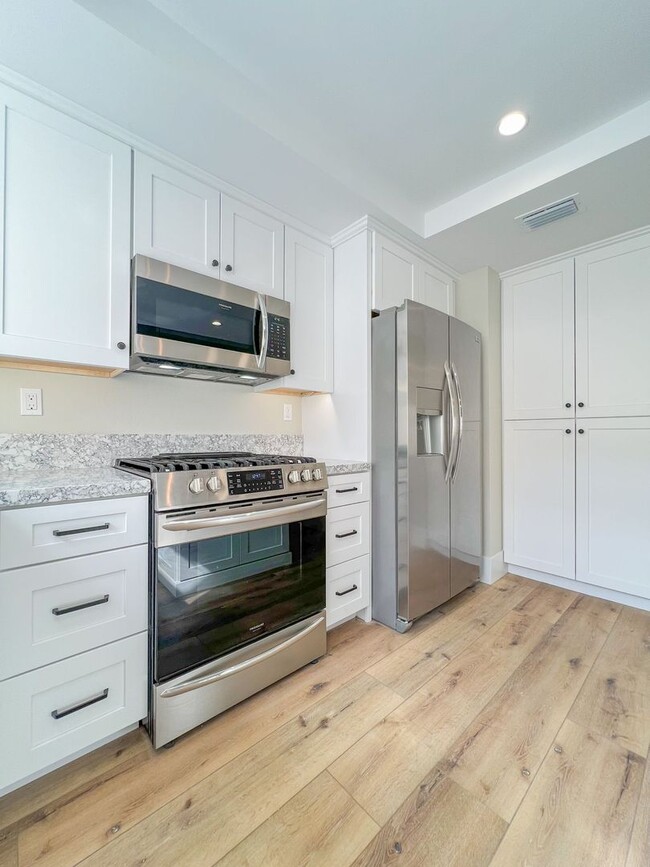 Building Photo - Tustin 2 Bed 2 Bath Home - Wood Floors - C...