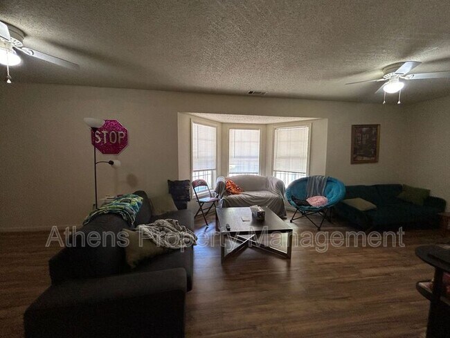Building Photo - 1824 Cedar Shoals Dr