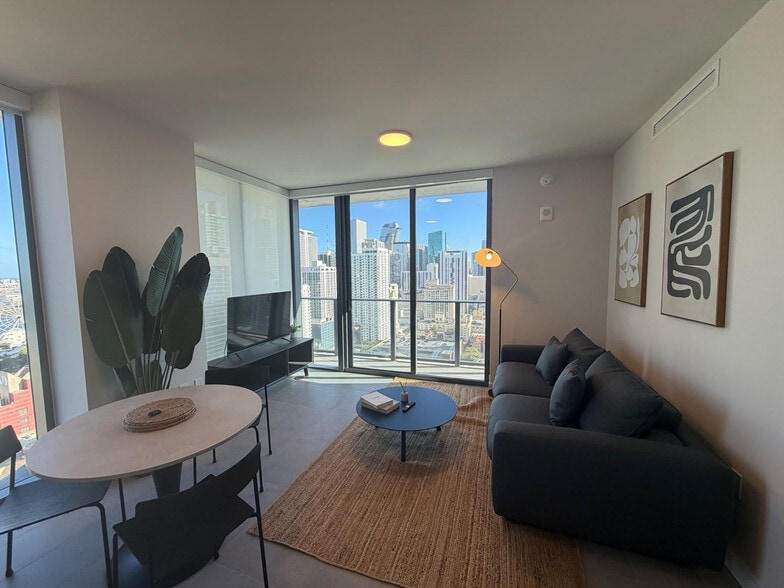 Building Photo - 121 NE 5th St