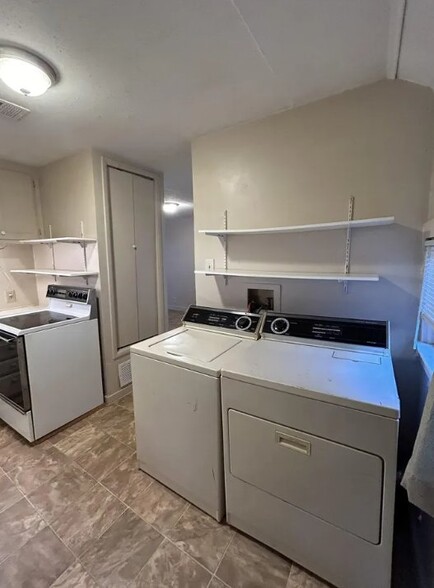 Building Photo - 208 W 1st St