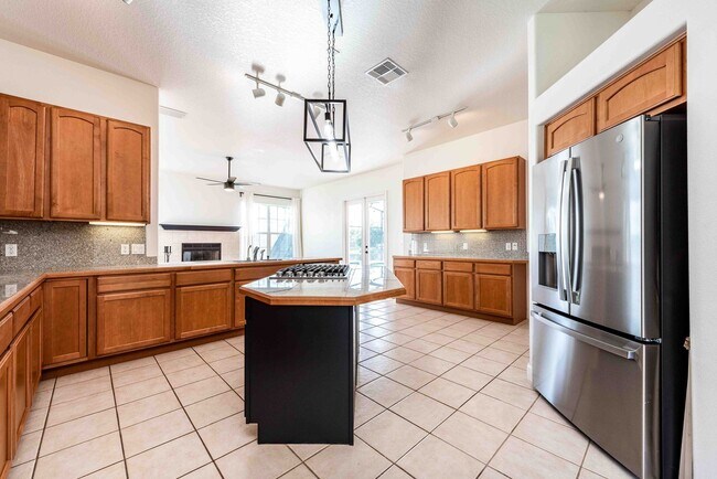 Building Photo - St. Cloud 4 Bedroom, 4 Bathroom Pool Home with Lake View