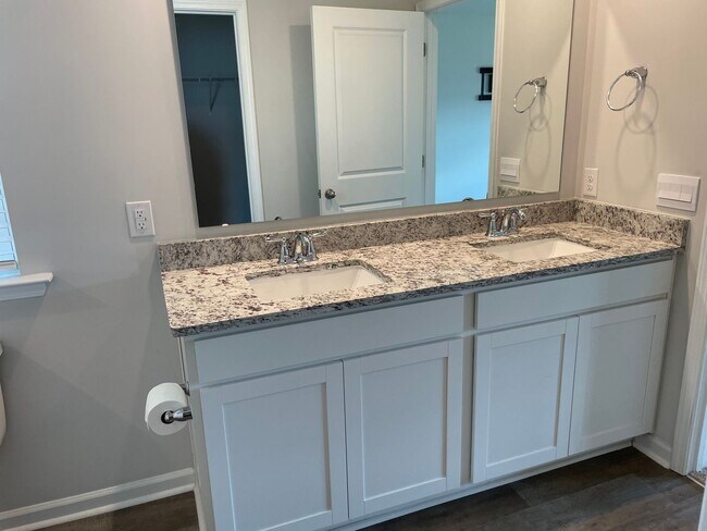 Building Photo - 3 Bedroom 2 Bath Home in Eagle Creek, Bolivia, NC