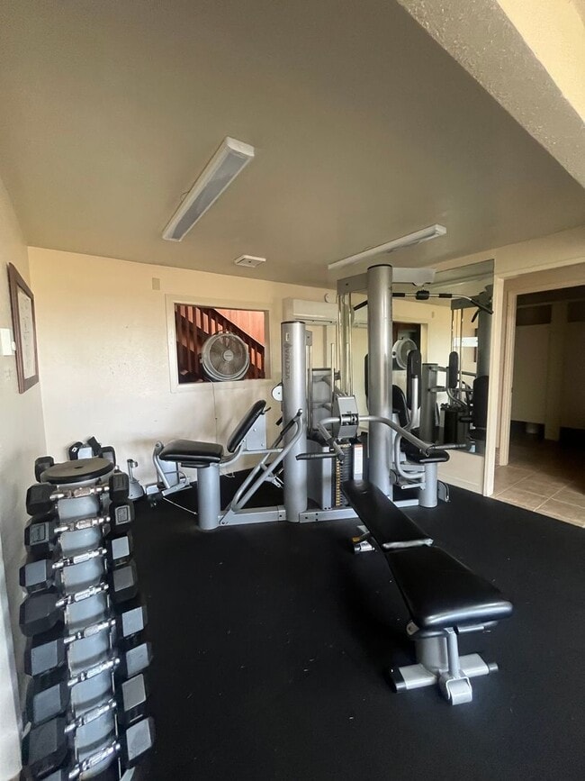 Building Photo - 2-Bedroom 2-Bathroom Condo POOL, HOT TUB and GYM included