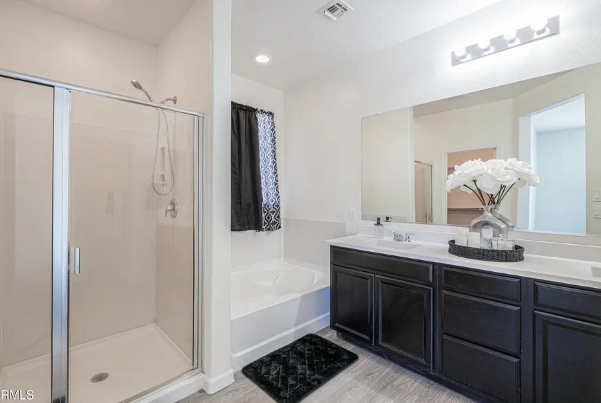 Master bathroom - 40768 W Rio Grande Dr