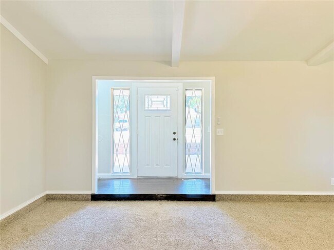 Building Photo - 121 W Vail Dr