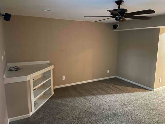 Building Photo - 9835 N Lewis Ave