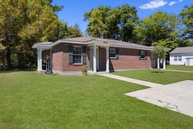 Building Photo - Furnished Duplex