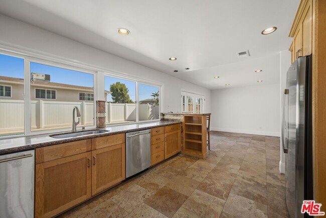 Building Photo - 18113 Bromley St