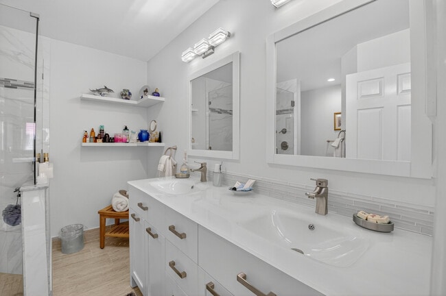 Building Photo - 7677 Lexington Club Blvd