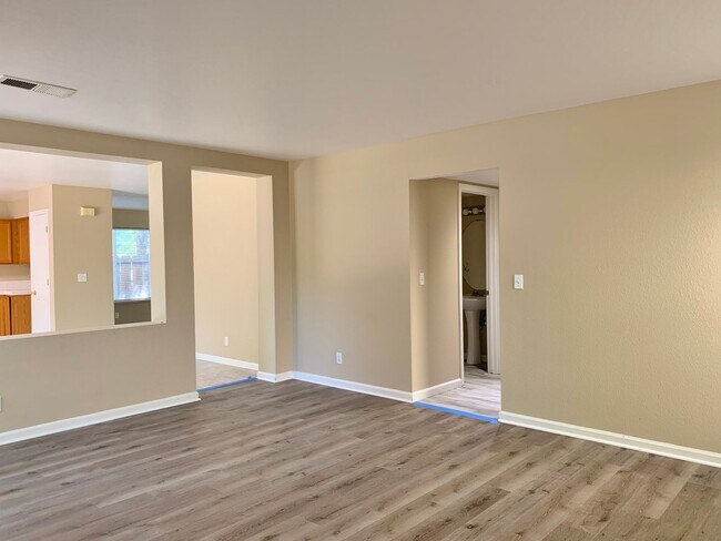 Building Photo - 4 Bedroom Home in Hollister  - No App Fee