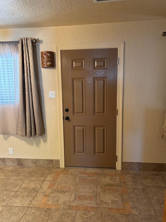 Building Photo - NEWLY REMODELED 1 BED 1 BATH
