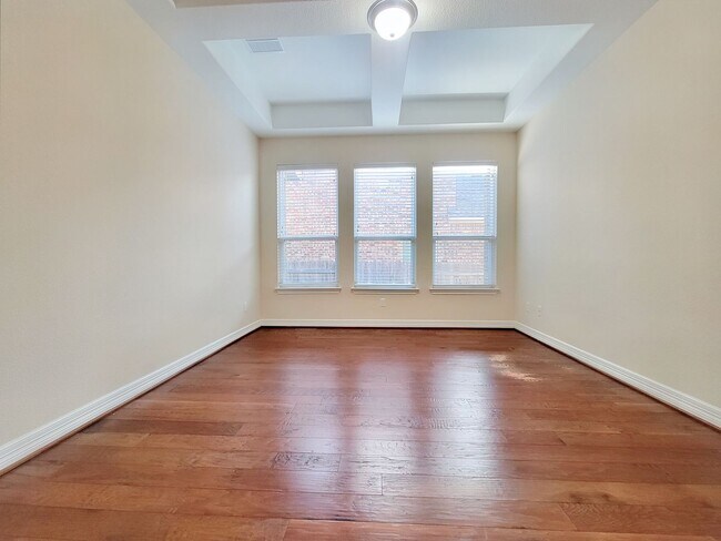 Building Photo - Large 3 Bedroom, 2.5 Bathroom Home – Fully Equipped Kitchen & Washer/Dryer Hookups