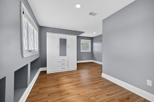 Building Photo - Beautifully updated 3-bedroom, 2.5-bathroom Craftsman in the heart of South Park