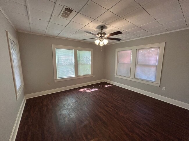 Building Photo - Large Bedroom Waco Home