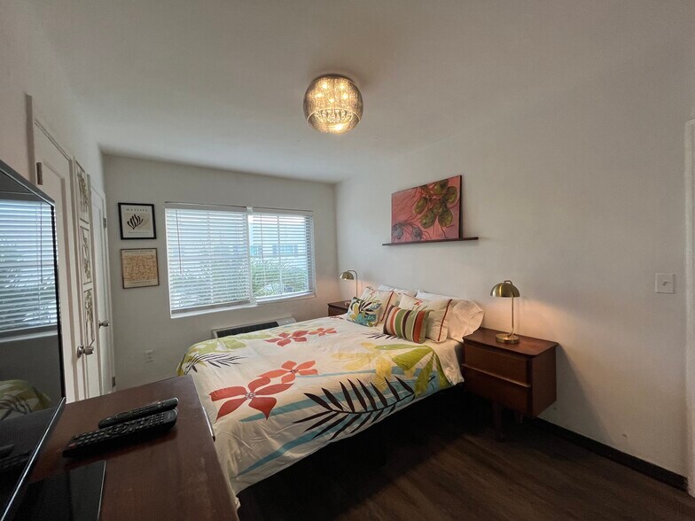 Building Photo - 511 75th St