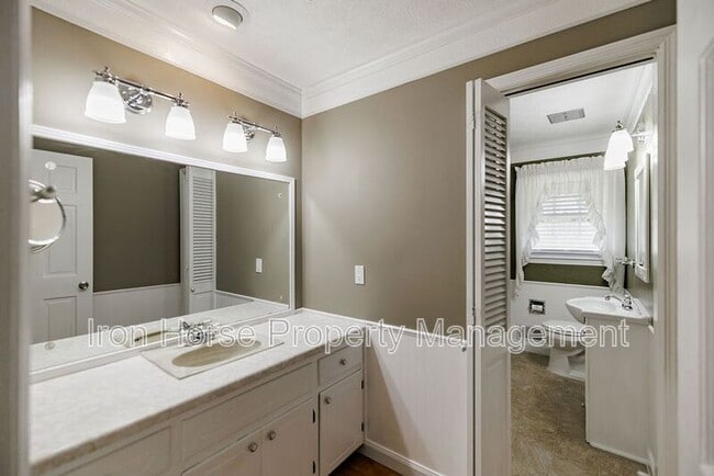 Building Photo - 1110 Maple Cir