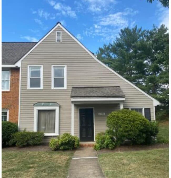 Building Photo - Super Cute END UNIT townhome located close...