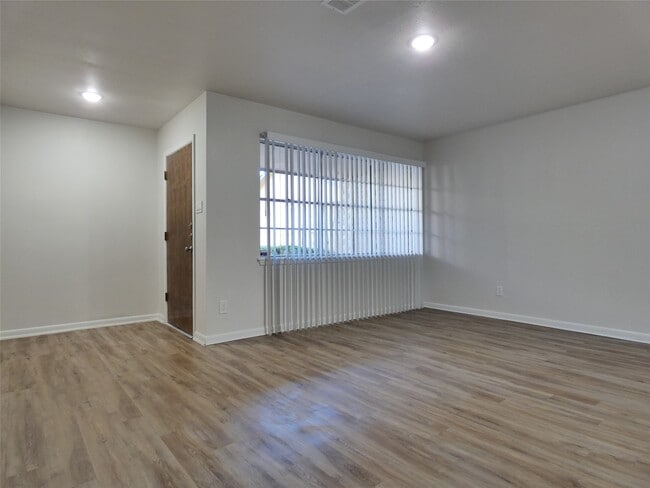 Building Photo - 610 Golfview Dr
