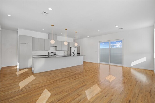 Building Photo - 1715 Bennett Ave