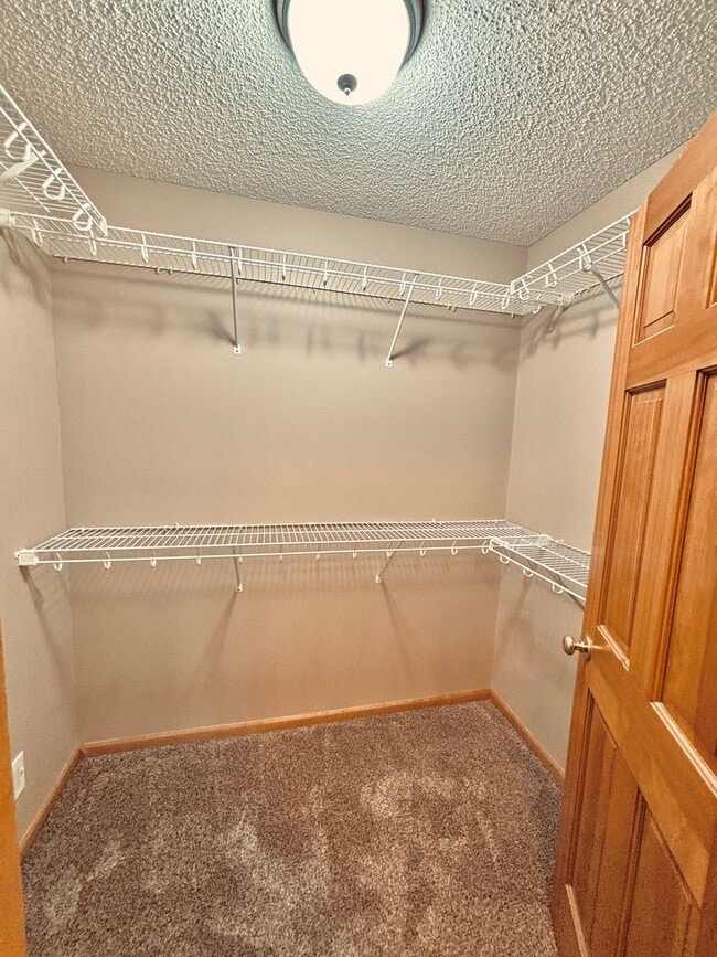 Building Photo - Huge 5 bed home located in Maple Grove!