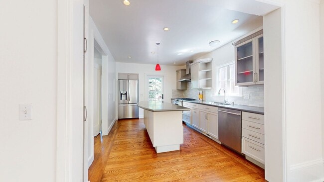 Building Photo - Stunning 4 Bedroom Home In Sought After Pi...