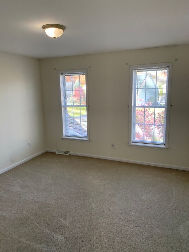 Building Photo - Beautiful Single Family For Rent NOW! Must...