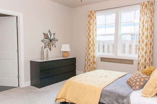 Building Photo - Darling Home Located in the Heart of NW Bend!