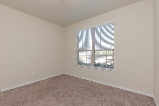 Building Photo - 10 Log House Ct