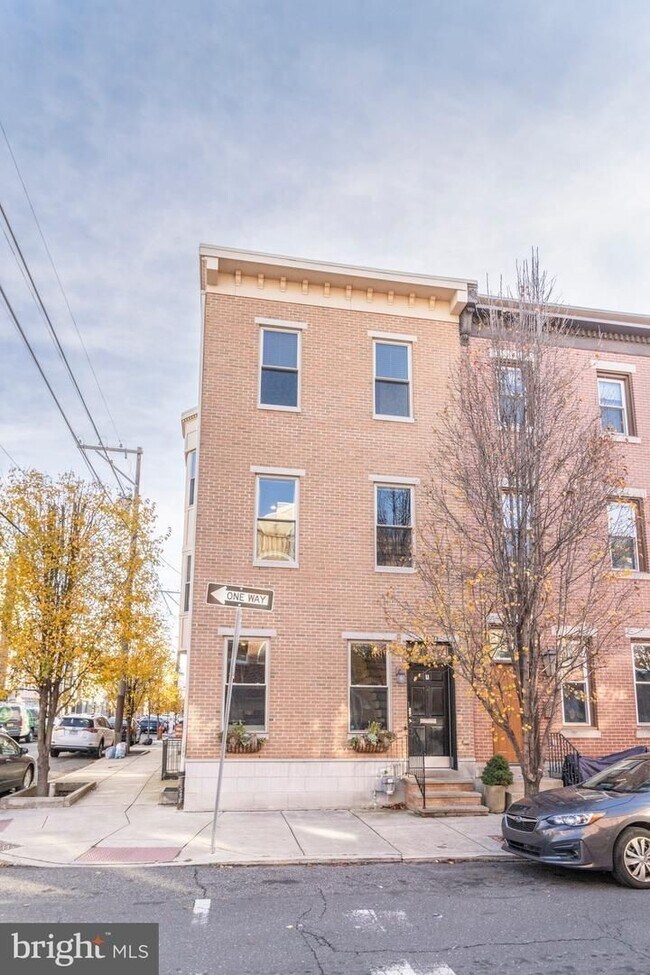 Building Photo - Three Bedroom Graduate Hospital Apartment