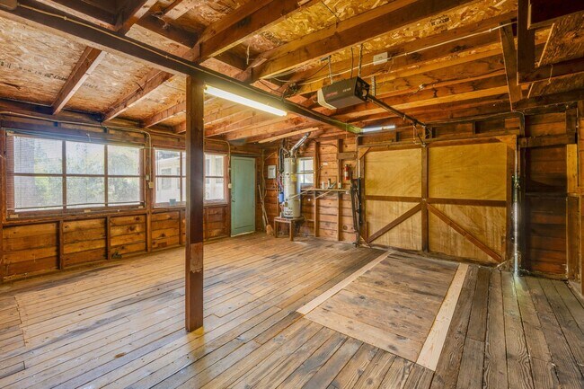 Building Photo - Private 2-Bedroom Fair Oaks Duplex with Gated Driveway & Garage!
