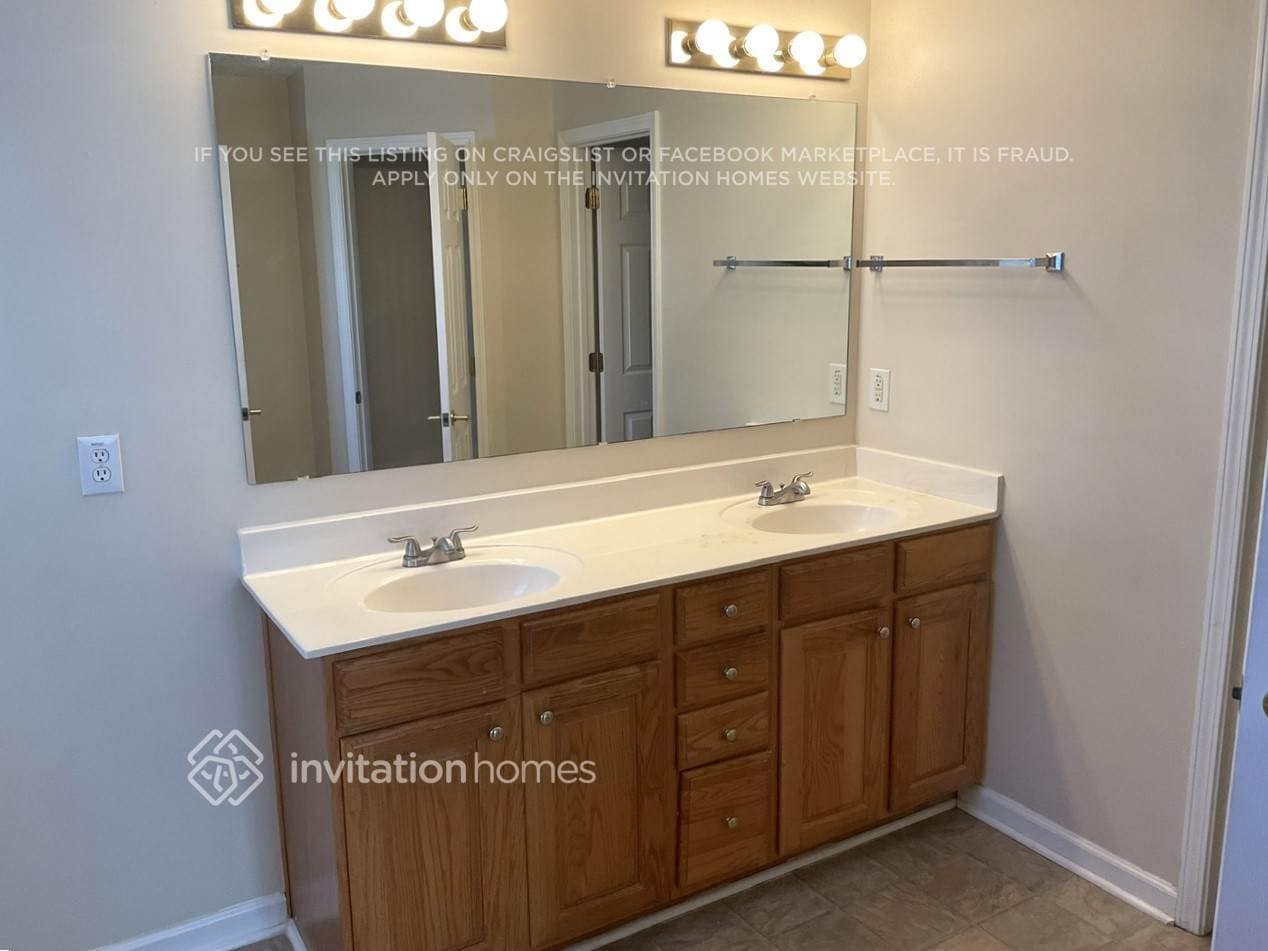 Building Photo - 2070 Dartmoth Way