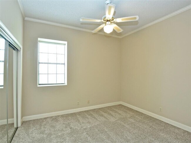 Building Photo - 10215 River Plantation Dr