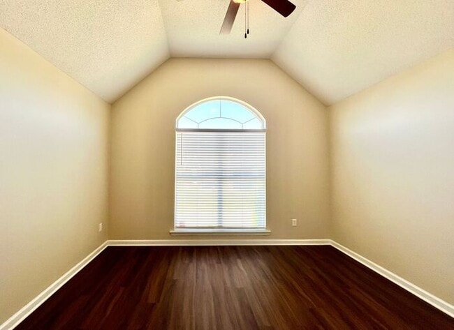 Building Photo - Quaint 2/2 in Gated Olive Branch Community!