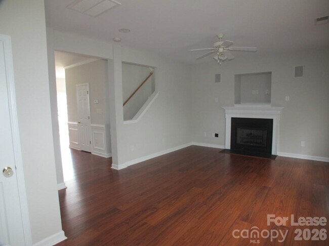 Building Photo - 2004 Magna Ln