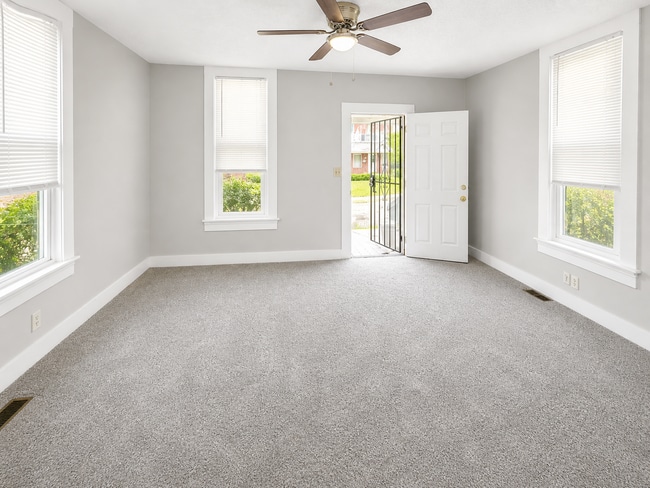 Building Photo - Spacious 3 Bedroom House