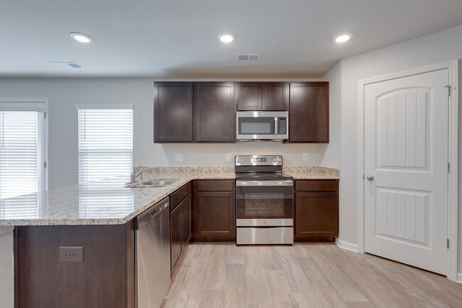 Building Photo - Spacious 5-Bedroom, 3-Bath Home in Prime F...