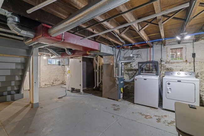 Building Photo - Gardener's Dream! 3-Bedroom, 1.5-Bath Home, Steps away from Tower Grove Park