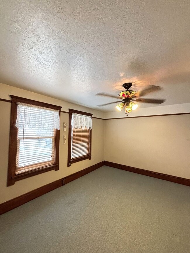 Building Photo - Make This House Your Home—Deposit Moves Yo...