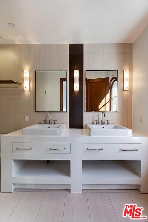 Building Photo - 2134 La Mesa Dr