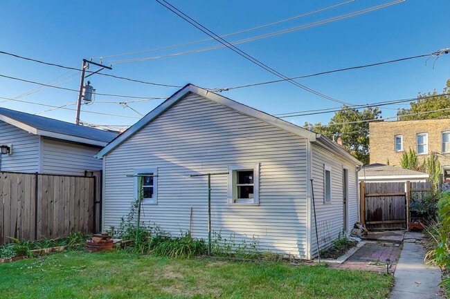 Building Photo - 1506 W Thome Ave