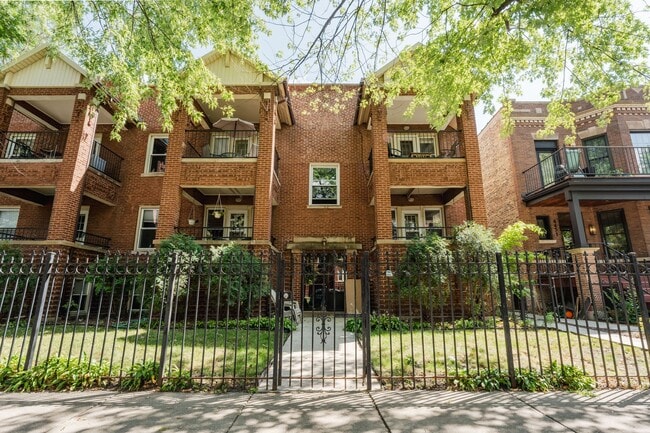 Primary Photo - Lincoln Square - English Garden, 2 Bed / 1...