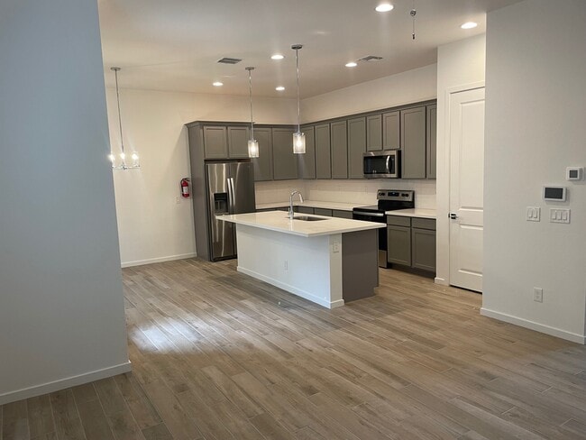 Building Photo - 901 S Smith Rd