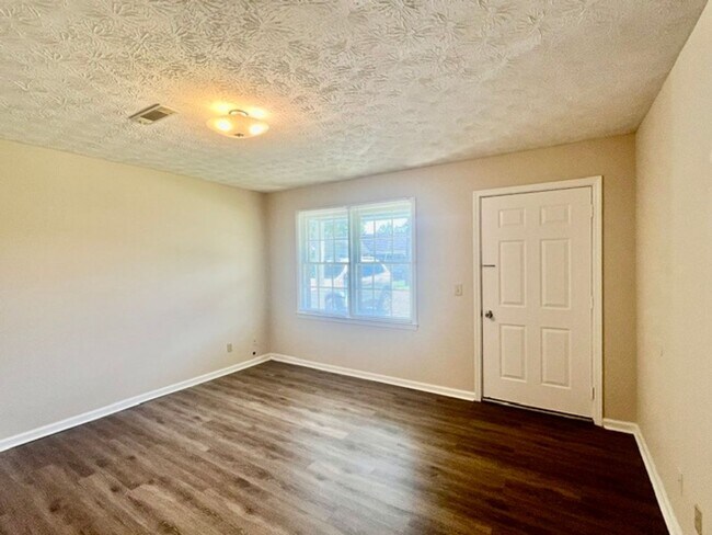 Building Photo - Hennon Dr #236