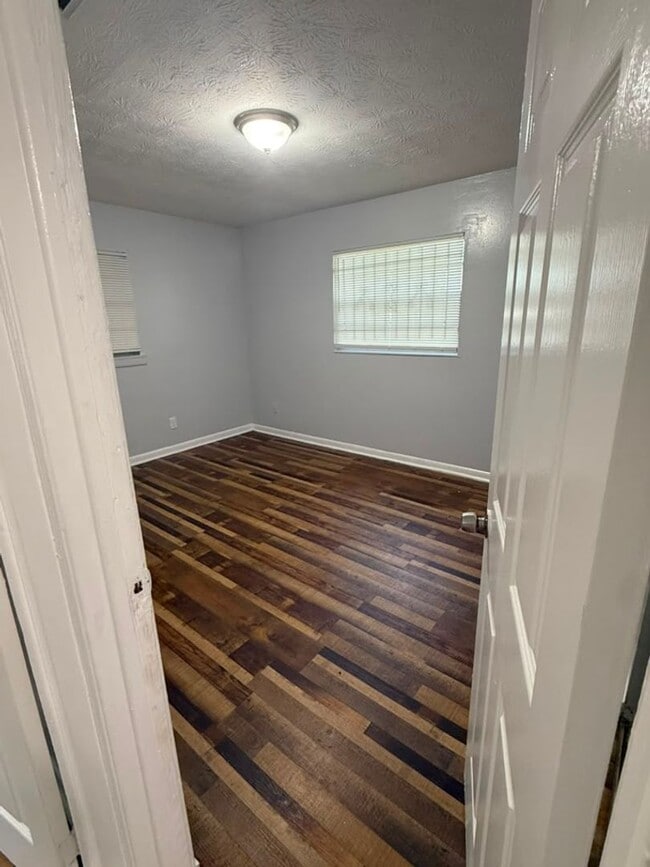 Building Photo - Fully Renovated 3/2 Available for Immediate Rent!