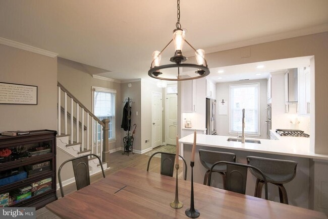 Building Photo - 332 S Alfred St