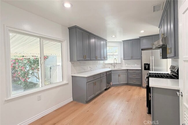 Building Photo - 1505 N Rosewood Ave