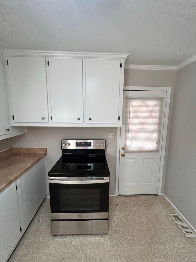 Building Photo - 3 Bedrooms off Mt. Gallant!!